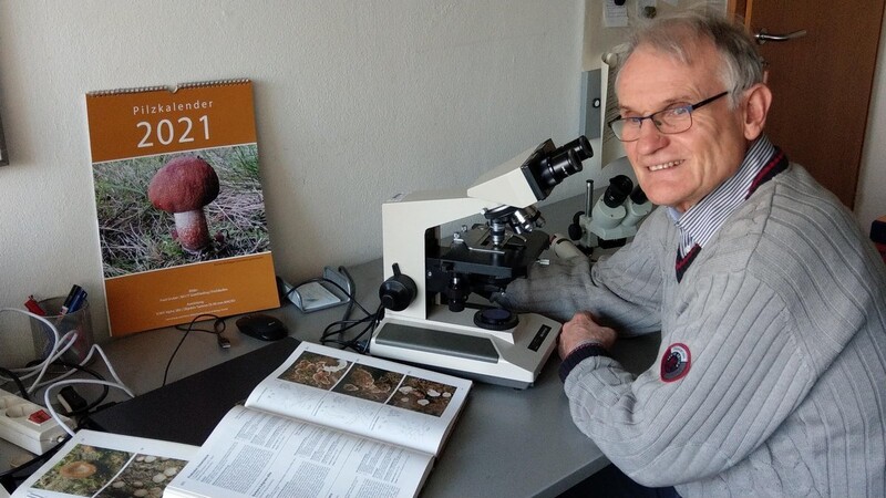 Einen Fernseher hat Pilzsachverständiger Franz Meindl nicht, so bleibt mehr Zeit fürs Mikroskopieren.