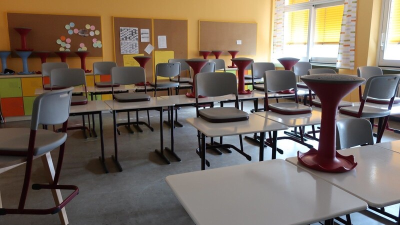 Viele Klassenzimmer bleiben leer: Zahlreiche Klassen sind im Landkreis Cham derzeit im Distanzunterricht, an der Marienrealschule werden alle Schüler in den nächsten Tagen zuhause unterrichtet.