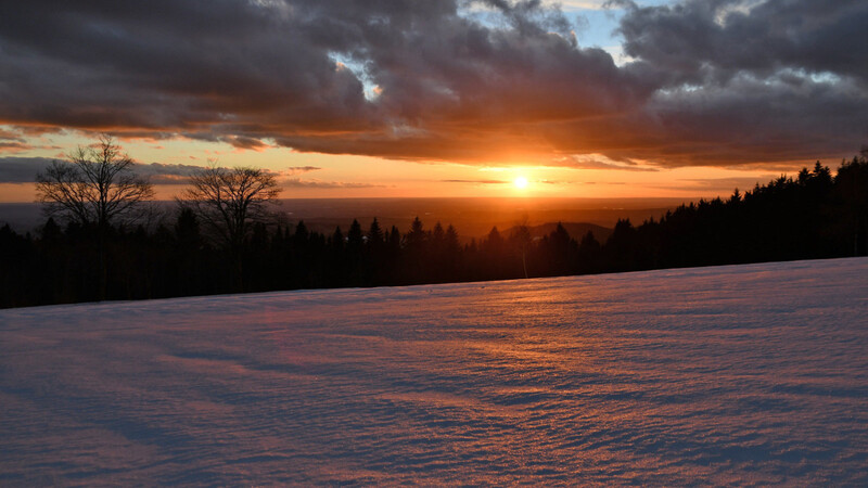 5. Februar, mit Schnee: Blick von Sankt Englmar-Maibrunn nach Süden in Richtung Donautal bei Sonnenuntergang
