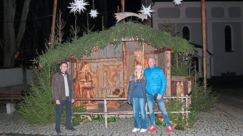 Der Markt Au schmückt sich für die Vorweihnachtszeit: Bürgermeister Hans Sailer (links) freut sich wie Lutz und Ronja Bauer auf den lebendigen Adventskalender. Der Rathauschef wird dabei die Geschichte "Der Weihnachtsstern" vorlesen.
