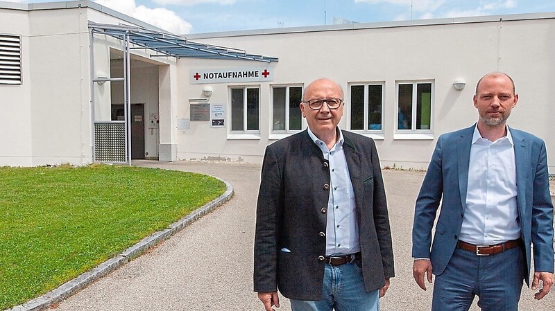 Landrat Martin Neumeyer (links) und Ingo Goldammer, einer der beiden Geschäftsführer der Ilmtalklinik, vor der Notaufnahme am Mainburger Krankenhaus.