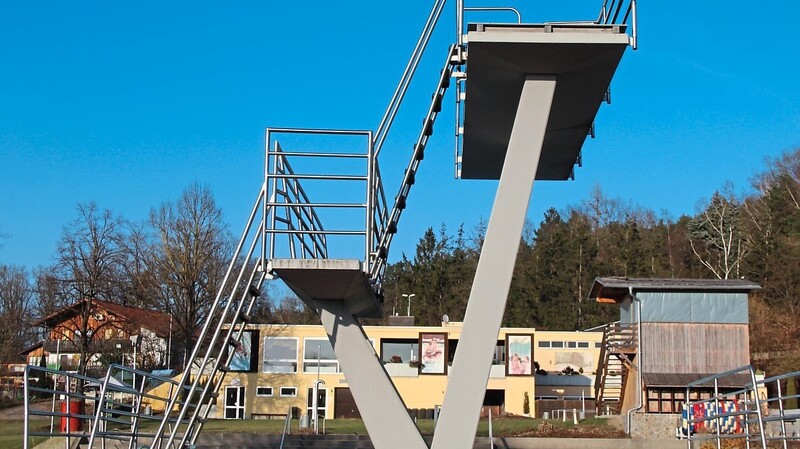 Auch der Sprungturm aus dem Rodinger Freibad Platschare ist zum Verkauf freigegeben.