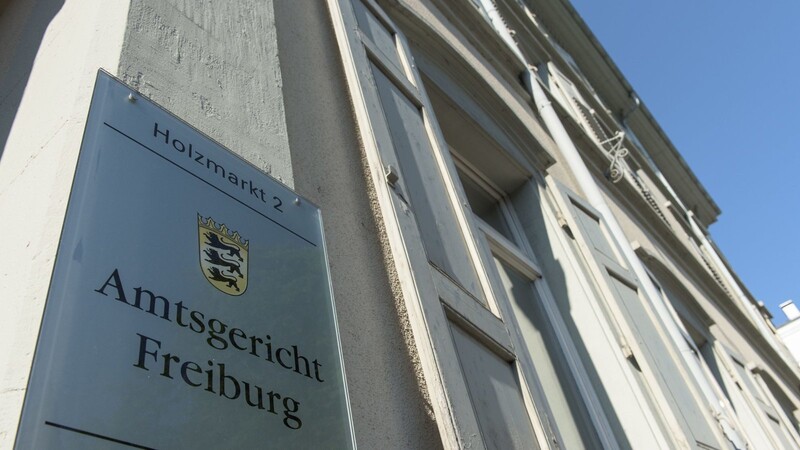 Ein Schild mit der Aufschrift "Amtsgericht Freiburg" hängt am 02.07.2015 an der Fassade des Gerichtsgebäudes in Freiburg (Baden-Württemberg).