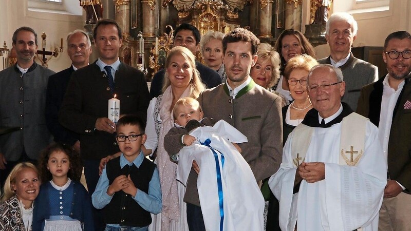 Die ganze Familie versammelte sich nach der Taufe von Leonhard Johann Maria Rabl im Presbyterium der Stadtpfarrkirche.