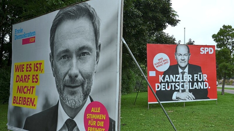 Diese Plakatkonstellation gleich neben dem Kreisverkehr am Bad in Mainburg deutet schon einmal eine der möglichen Varianten einer Koalition für eine neue Bundesregierung an. Es fehlen lediglich noch die Grünen.