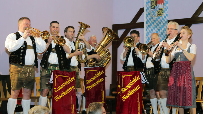 Die Tanngrindler Musikanten spielten auch heuer wieder beim Schierlinger G'stanzlsängertreffen auf. Moderator ist Dr. Frieder Roßkopf (3. von links).