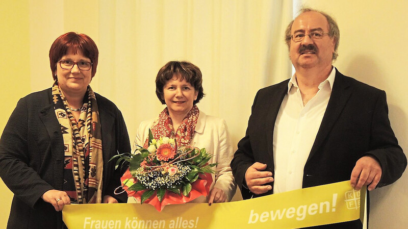 Bezirksvorsitzende Andrea Malota, Dr. Margarete Liebmann und geistlicher Bezirksbeirat Pfarrer Dirscherl (von links).