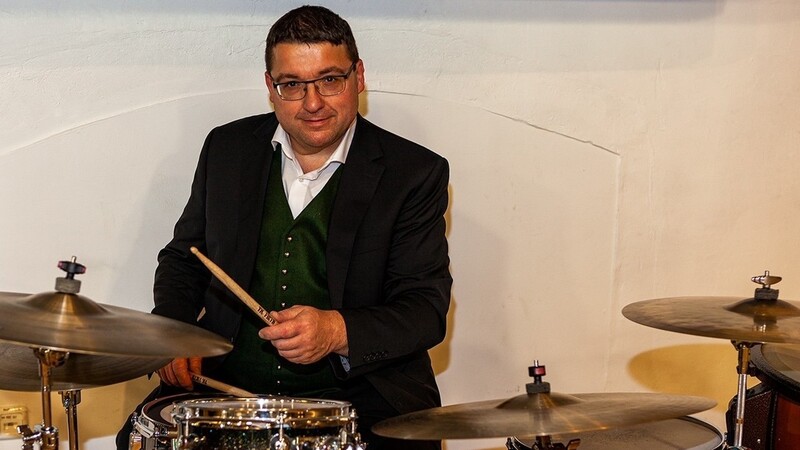 Musiklehrer Stefan Weigert freut sich schon darauf, Interessierte für das Schlagzeug zu begeistern.