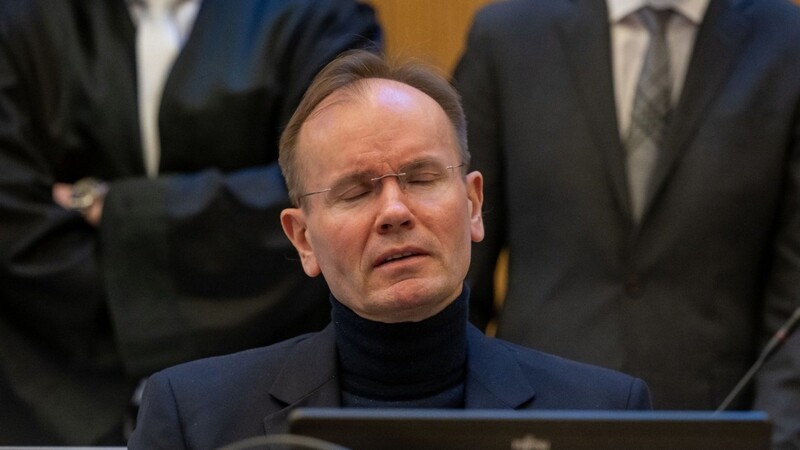 Der frühere Wirecard-Vorstandschef Markus Braun sitzt auf seinem Platz im Gerichtssaal.