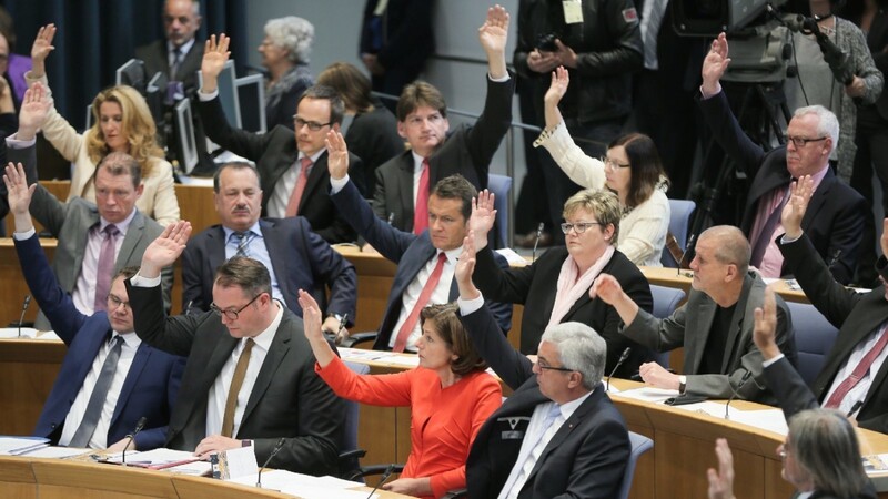 Mitglieder der SPD-Fraktion mit Ministerpräsidentin Malu Dreyer (u.M.) lehnen am 18.05.2016 in Mainz (Rheinland-Pfalz) im Landtagbei der konstituierenden Sitzung einen Änderungsantrag der AfD-Fraktion ab.