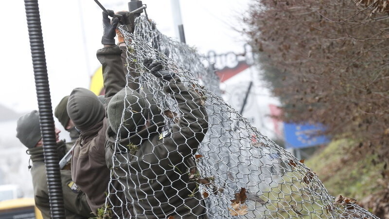 Österreichische Soldaten bauen am 8. Januar 2016 einen Zaun in Spielfeld entlang der slowenischen Grenze. Die Arbeiten hieran starteten tags zuvor. Ziel ist es, den Zustrom tausender von Flüchtlingen zu kontrollieren. Der Zaun soll zwei Meter hoch und voraussichtlich vier Kilometer lang werden, wie Polizeisprecher Loe Josefus bestätigte.