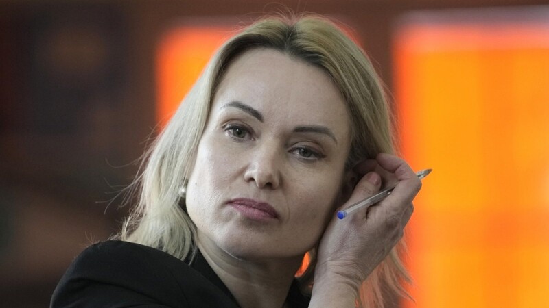 Die durch ihren Kriegsprotest im russischen Fernsehen bekannt gewordene Journalistin Marina Owsjannikowa hat nun ein Buch geschrieben.