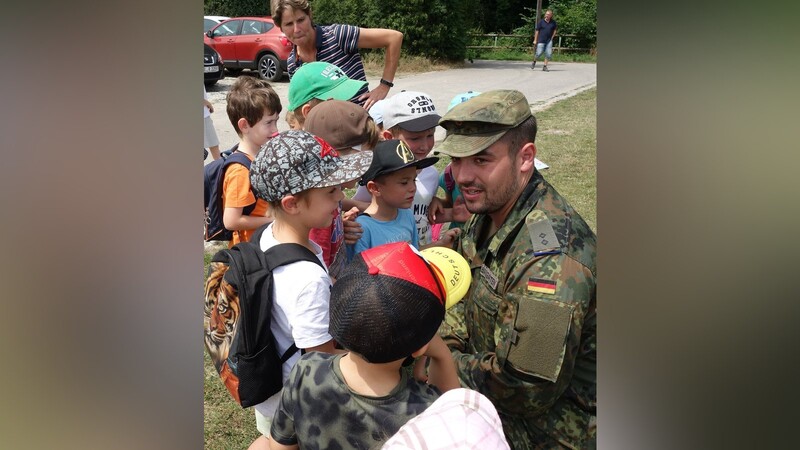 Oberleutnant Jonas Baumgartner erklärte den Kindergartenkindern seinen Auftrag.