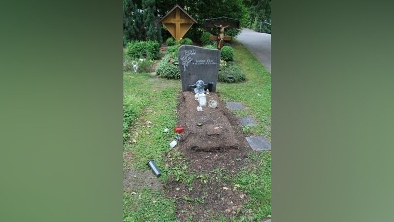 Etwa 80 Gräber wurden in der Nacht auf Donnerstag auf einem Friedhof in Dingolfing geschändet.