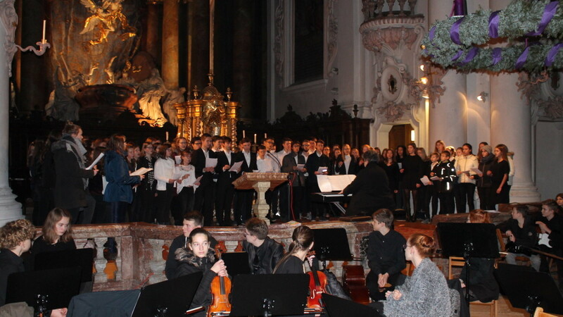 Der Gemischte Chor fügte sich als größter Chor der Schule in das barocke Ambiente der Asam-Kirche ein.