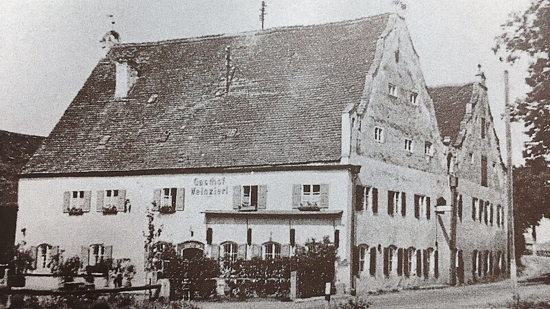 So sahen das Dach und die Fassade des Gasthauses früher aus. Der Gasthof samt Wirtschafts- und Ökonomiegebäude ist wegen seiner zweigeschossigen Satteldachbauten aus dem 16. oder 17. Jahrhundert zum Denkmal erklärt worden.