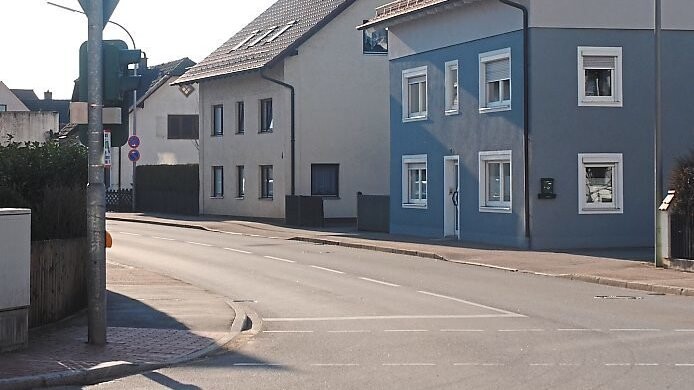 Für rund 400.000 Euro soll der Gehweg an der Rottenburger Straße saniert werden.