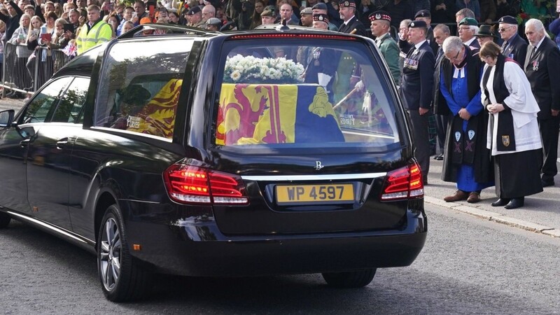 Der Leichenwagen mit dem Sarg von Königin Elisabeth II. auf seinem Weg von Balmoral nach Edinburgh.