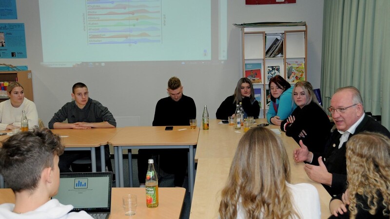 Landrat Franz Löffler diskutiert mit Schülern aller Schulgattungen am BSG in Bad Kötzting über den Landkreis der Zukunft.