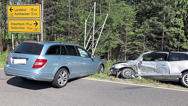 Der Mitsubishi-Fahrer hat beim Einbiegen in die Bundesstraße den vorfahrtsberechtigten Mercedes übersehen. Eine Frau wurde bei dem Unfall schwer, drei Männer leicht verletzt.