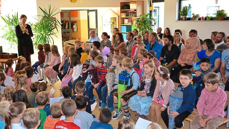 Rektorin Andrea Gaffal-Frank begrüßte zusammen mit den älteren Klassenjahrgängen die neuen Kinder an der Regenbogen-Grundschule.