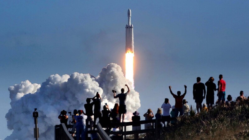 Die Großrakete "Falcon Heavy" des privaten US-Raumfahrtunternehmens SpaceX hebt nach mehrstündiger Verzögerung unter dem Jubel von Schaulustigen zu ihrem Jungfernflug ab. Die "Falcon Heavy" ist nach Angaben von SpaceX mit 70 Metern Länge und über 60 Tonnen Nutzlast die größte derzeit im Einsatz befindliche Weltraumrakete. Sie wurde von derselben Rampe in Cape Canaveral abgeschossen, die einst von der erfolgreichen bemannten Mondmission Apollo 11 genutzt worden war.