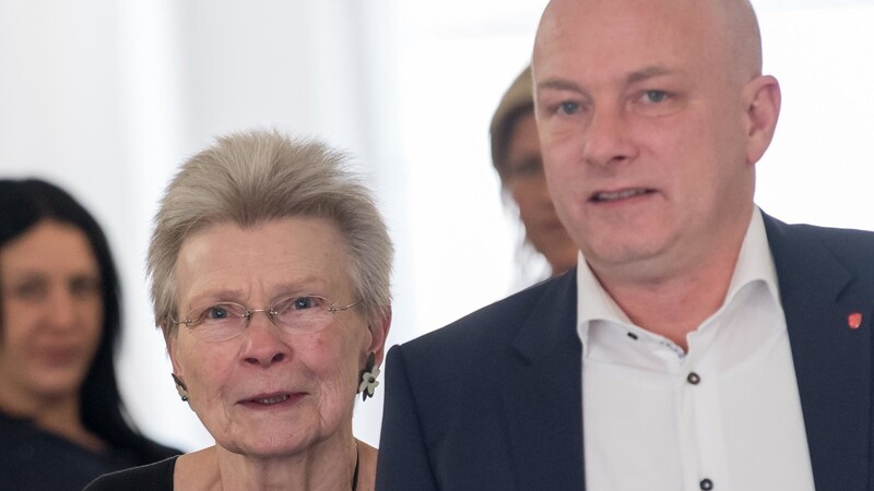 Der suspendierte Regensburger Oberbürgermeister Joachim Wolbergs (SPD) und die ehemalige Oberbürgermeisterin Christa Meier (SPD).