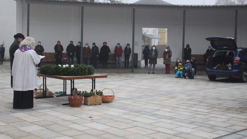 Auf dem Arkadenplatz neben der Pfarrkirche versammelten sich am Samstag die Teilnehmer der dritten ökumenischen Adventskranz-Segnung.