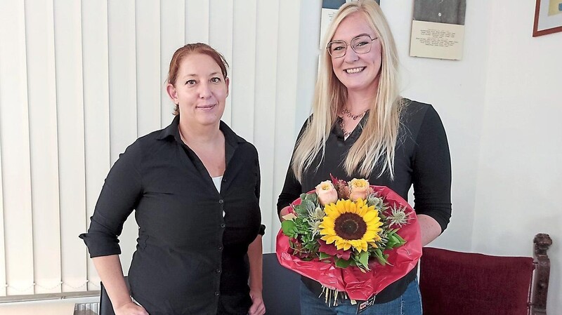 Corinna Heigl (r.) tritt ab 1. Oktober als Kindergartenleiterin die Nachfolge von Brigitte Semmelbauer an; Vizebürgermeisterin Kathrin Amberger hieß die neue Leitung mit einem Blumenstrauß offiziell willkommen.