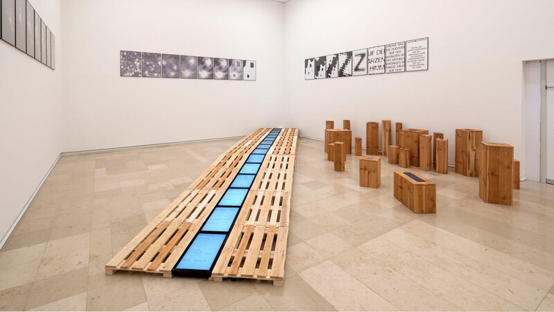 Peter Weibels Werk "Die Vertreibung der Vernunft" (links) im Kunstforum Ostdeutsche Galerie. Er bekam den Lovis-Corinth-Preis 2020.