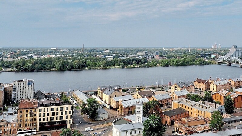 Riga liegt inmitten von Wäldern. Die Daugava fließt entlang der Altstadt. Rechts hinten die futuristische Bibliothek hinter der Brücke.