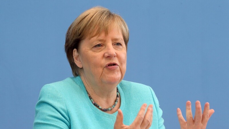 Bundeskanzlerin Angela Merkel (CDU) sitzt in der Bundespressekonferenz und stellt sich den Fragen der Hauptstadt-Journalisten. Es ist voraussichtlich ihr letzter Auftritt dieser Art. Traditionell beantwortet sie zum Beginn oder am Ende der Sommerpause Fragen zu allen Themenbereichen der deutschen und internationalen Politik.