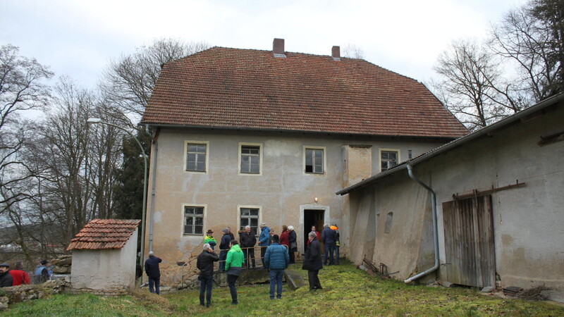 Das Bauernhaus mit zweistöckigem Speicher und gotischem Türbogen im Keller wurde 1925 letztmals umgebaut.