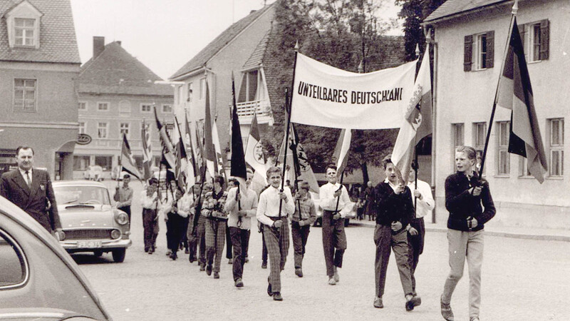 Mit Fahnen und einem Transparent "Unteilbares Deutschland" kam die Schülerabordnung aus Neufahrn. Die Aufnahme wurde in der Steinrainer Straße gemacht.