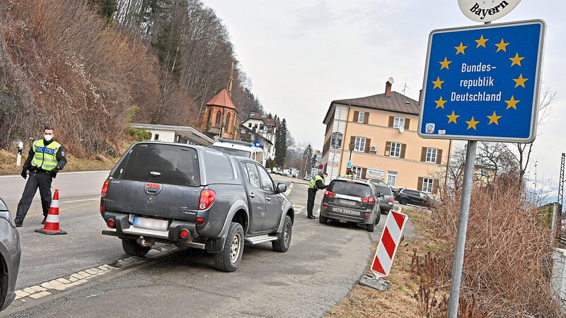 Auf der Landstraße am Grenzpunkt zwischen Kufstein und Kiefersfelden werden derzeit vermehrt einreisende Personen aus Österreich kontrolliert. Zu groß ist die Angst, die ansteckendere Virusvariante könnte sich durch den Grenzverkehr auch immer mehr in Bayern ausbreiten.