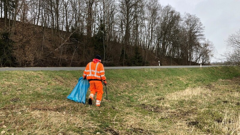 Derzeit sammeln die "Männer in Orange" an den Bundes- und Staatsstraßen im Landkreis Landshut den Müll von Umweltsündern zusammen.