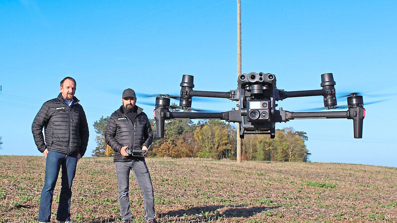 ÜZW-Prokurist Andreas Ensinger (r.) beim Drohnen-Test gemeinsam mit dem speziell für diese Drohne geschulten ÜZW-Mitarbeiter Andreas Vollmer (l.).