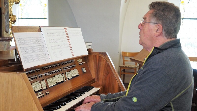 Ein vertrautes Bild: Gerhard Egner an der Orgel in der Arnbrucker Pfarrkirche Sankt Bartholomäus, auf der er seit genau 50 Jahren Dienst als Organist leistet.