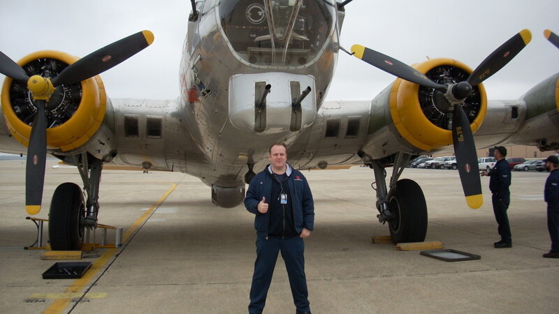 Jim Johnson an seinem Arbeitsplatz, der Andrews Air Force Base in der Nähe von Washington D.C.