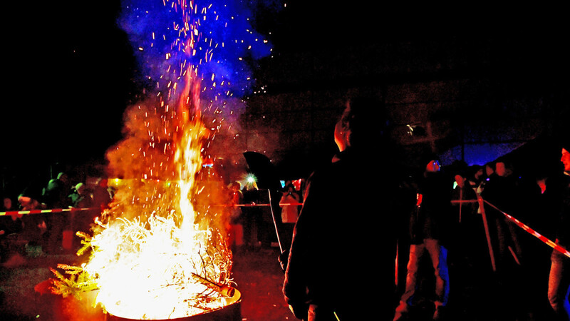 Die Faszination "Feuer" versammelte zahlreiche Langenbacher beim Lagerfeuer der Pfadfinder, das mit alten Christbäumen genährt wurde.