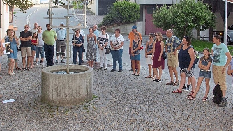 Auf großes Interesse stieß am Dienstagabend die Einladung von Stadtarchivar Manfred Niedl zu einem Brunnen-Rundgang durch die Altstadt.