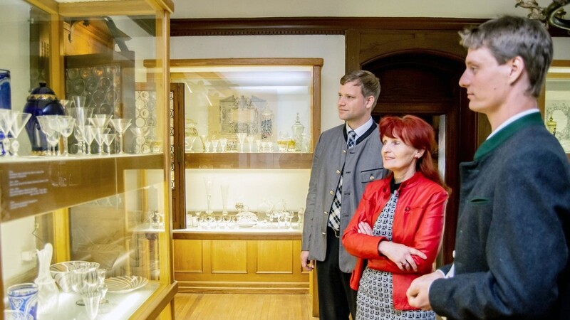 Museumsleiterin Silvia Süß und Eigentümer Randolf Ditz führten Bezirkstagspräsident Dr. Olaf Heinrich (li.) durch das Museum.