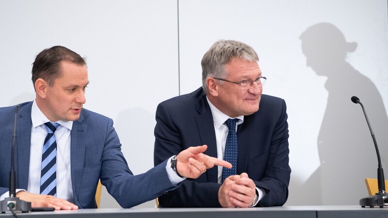 Das AfD-Führungsduo, Jörg Meuthen (r.) und Tino Chrupalla, mahnt zur verbalen Mäßigung.