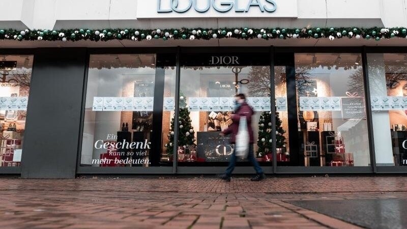 Deutschlands größte Parfümeriekette Douglas will fast jede siebte Filiale schließen.
