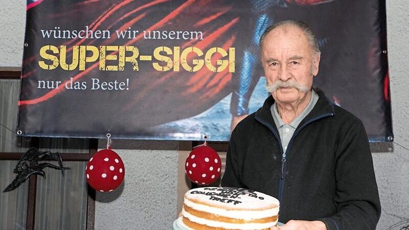 Freunde und Familie gratulierten Siegfried Hofmann zum 90. Geburtstag mit Abstand - unter anderem per Videobotschaft und mit Plakat und Torte.