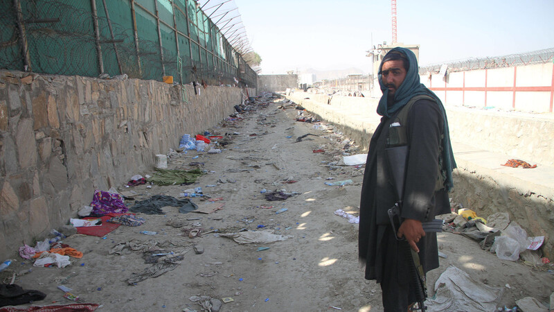 Ein Mitglied der radikal-islamistischen Taliban betrachtet die Schäden des Anschlags in der Nähe des Kabuler Flughafens.