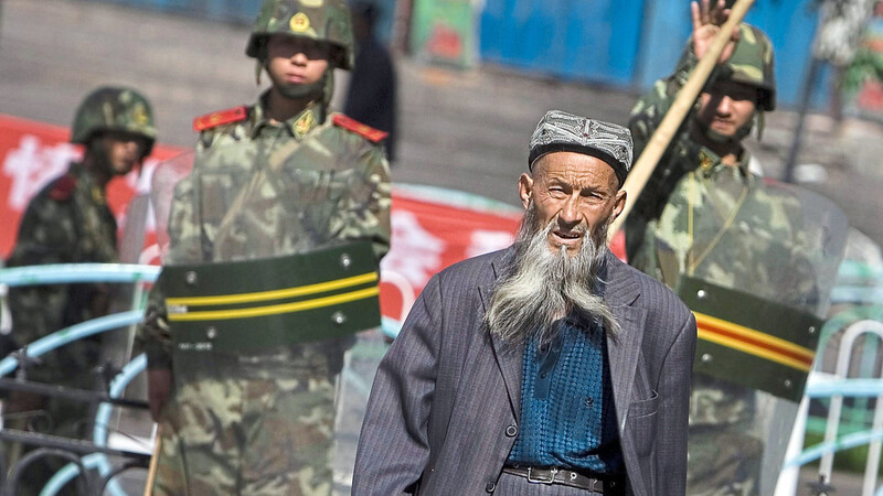 Die Zeit der Appelle ist vorbei: Wegen Menschrechtsverletzungen an den Uiguren in der Unruheregion Xinjiang im Nordwesten Chinas straft die Europäische Union China.