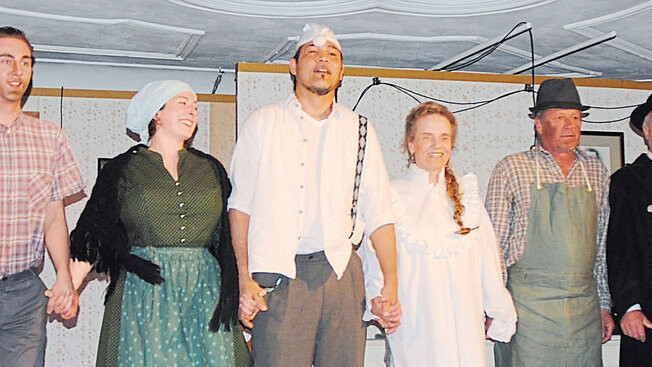 Die Theaterfreunde Neufahrn feierten in diesem Jahr ihr 30-jähriges Bestehen. Mit einer Komödie in drei Akten führten die elf Schauspieler ein fideles Volksstück in deftigem Dialekt auf.