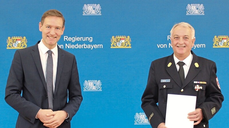 Kreisbrandinspektor Johann Haller (r.) und Regierungspräsident Rainer Haselbeck nach der Verleihung des Steckkreuz des Bayerischen Feuerwehr-Ehrenzeichens.
