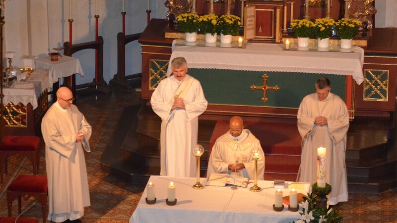 Pfarrer Dr. Raphael Mabaka (am Altar) und die Diakone (von links) Heribert Schambeck, Johannes Hofmann und Peter Nickel feiern in der Pfarrkirche Oberpiebing den Festgottesdienst.